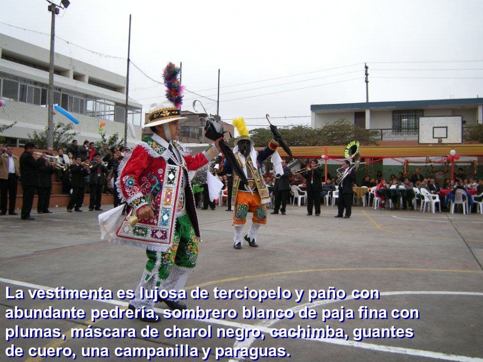 La vestimenta es lujosa de terciopelo y paño con abundante pedrería, sombrero blanco de paja fina con plumas, máscara de charol negro, cachimba, guantes de cuero, una campanilla y paraguas.