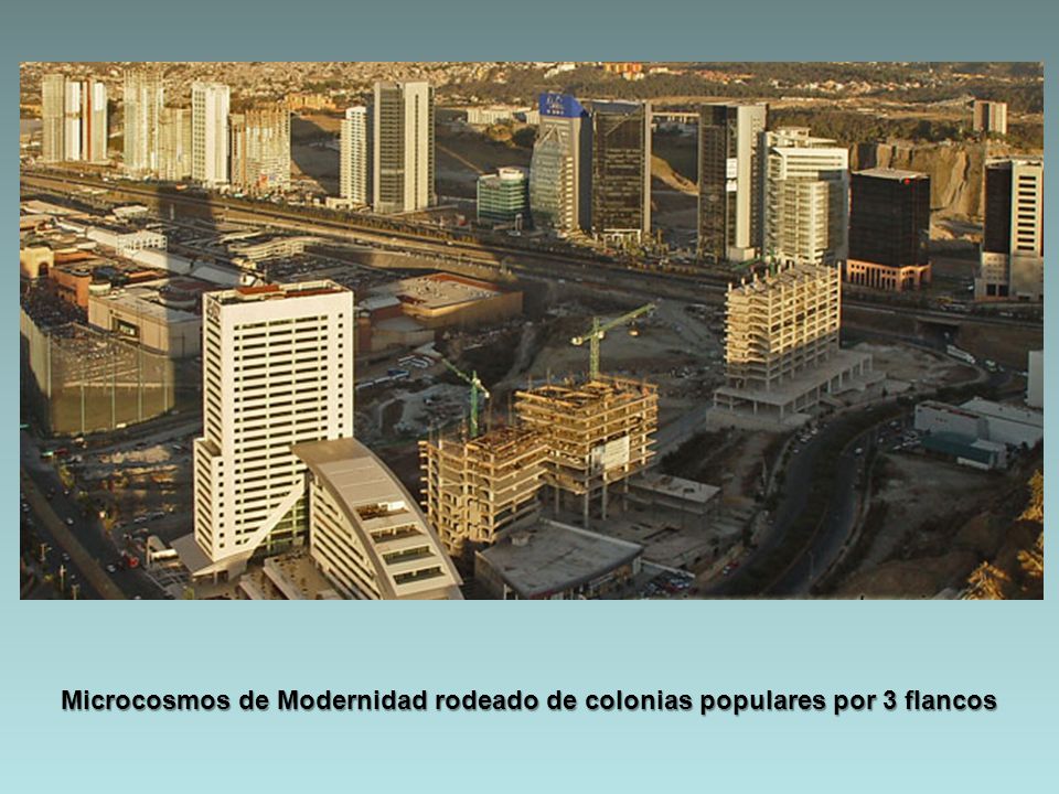 Microcosmos de Modernidad rodeado de colonias populares por 3 flancos