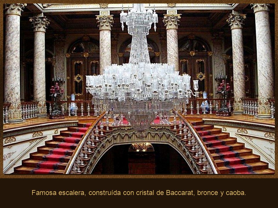 Famosa escalera, construída con cristal de Baccarat, bronce y caoba.