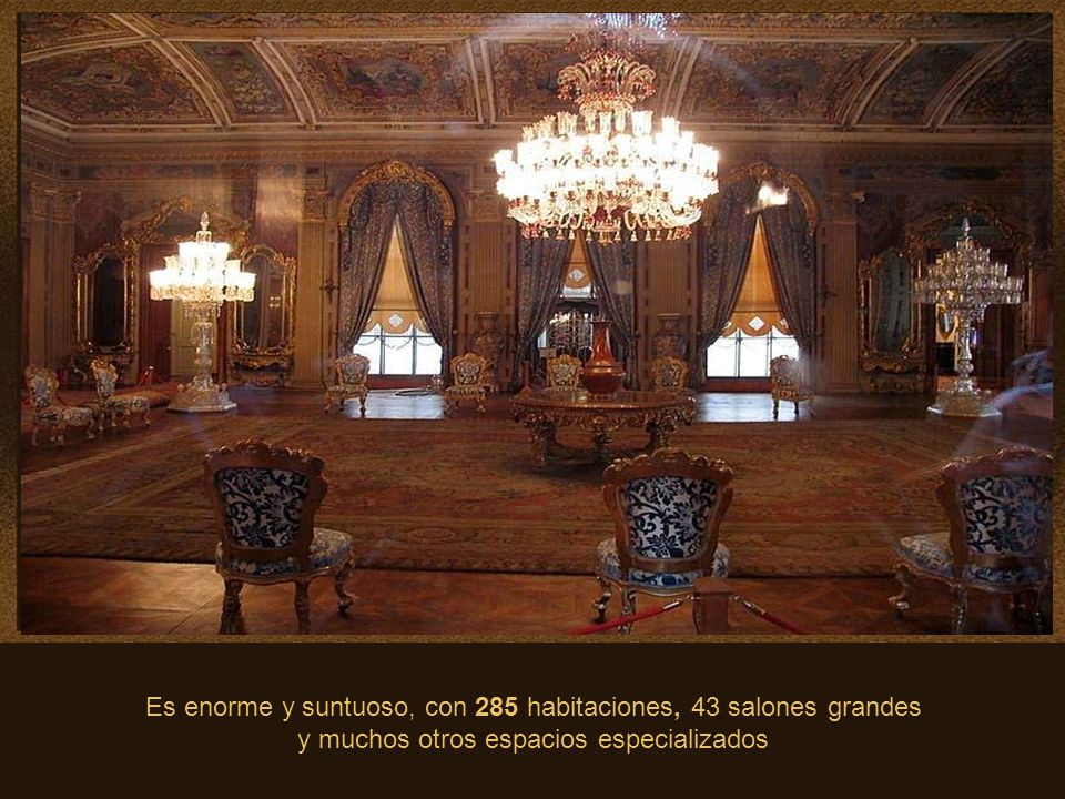 Es enorme y suntuoso, con 285 habitaciones, 43 salones grandes