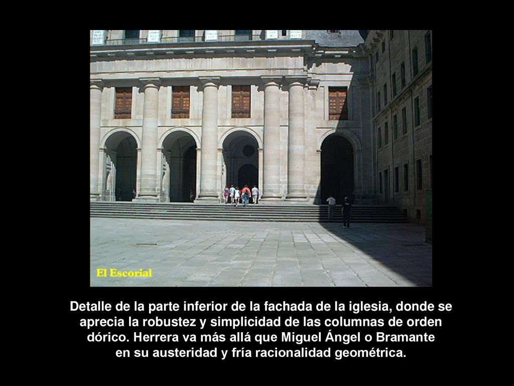 Detalle de la parte inferior de la fachada de la iglesia, donde se aprecia la robustez y simplicidad de las columnas de orden dórico.