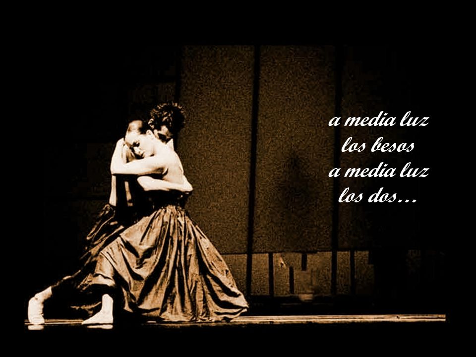 a media luz los besos a media luz los dos…