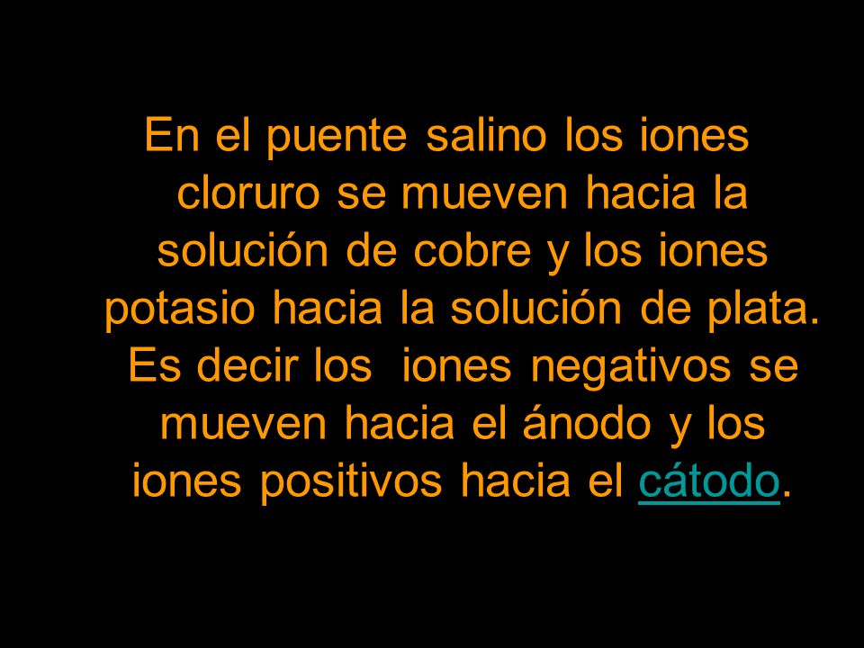 En el puente salino los iones cloruro se mueven hacia la solución de cobre y los iones potasio hacia la solución de plata.
