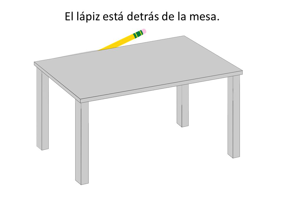 El lápiz está detrás de la mesa.