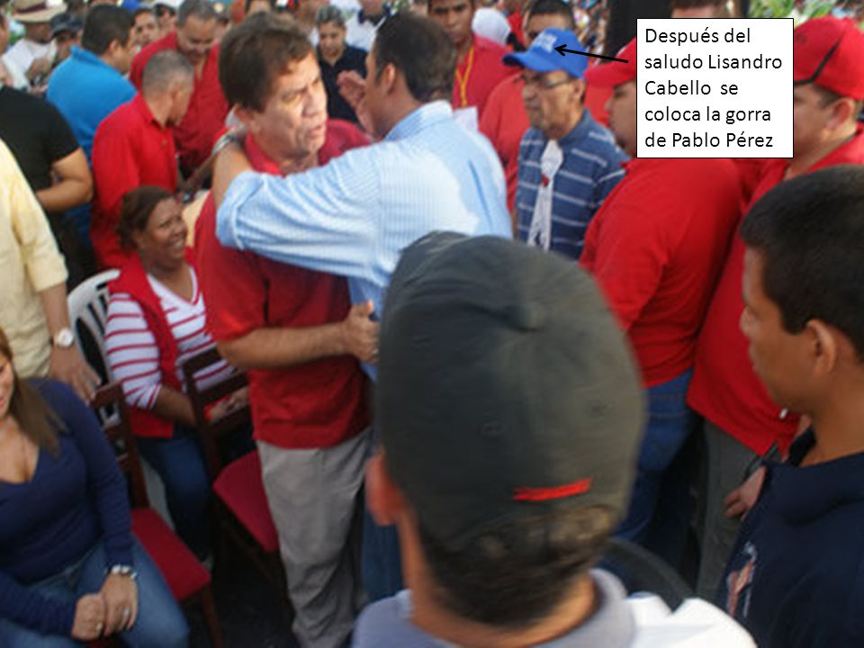 Después del saludo Lisandro Cabello se coloca la gorra de Pablo Pérez