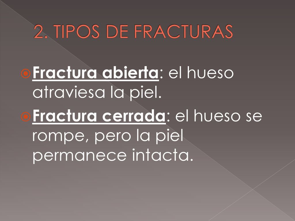 2. TIPOS DE FRACTURAS Fractura abierta: el hueso atraviesa la piel.