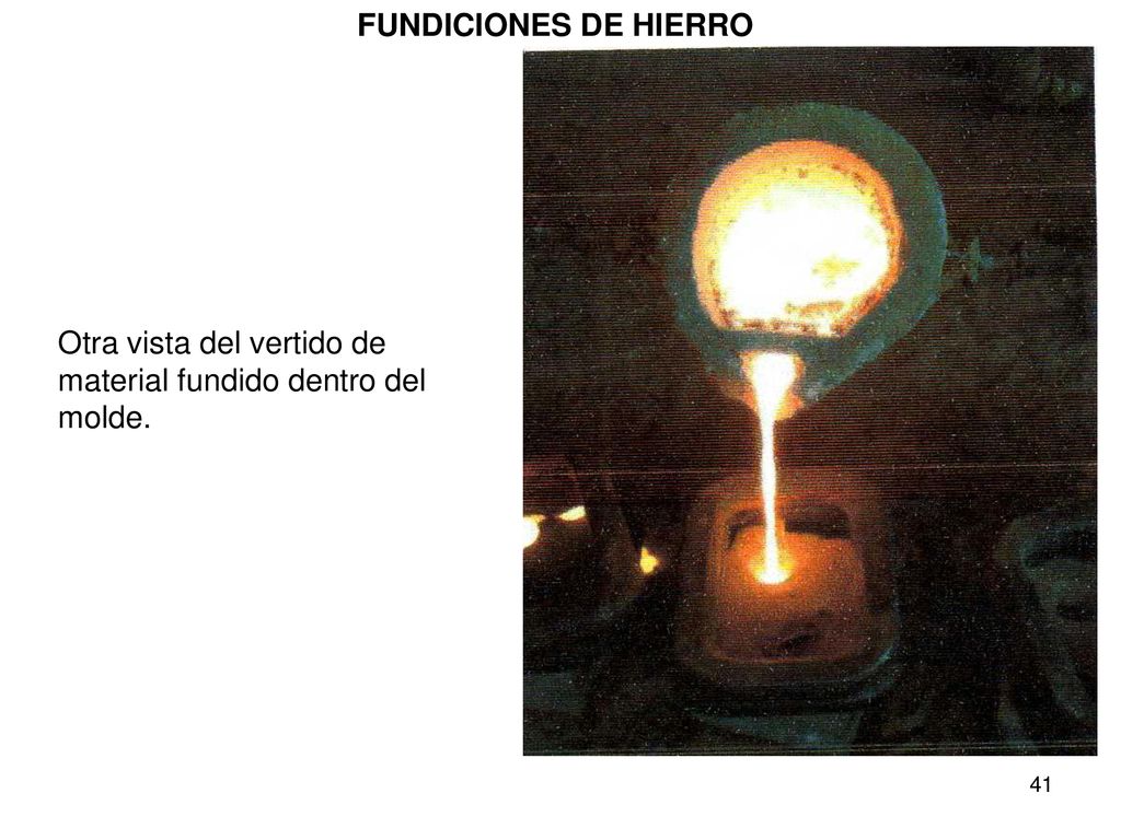 FUNDICIONES DE HIERRO Otra vista del vertido de material fundido dentro del molde.