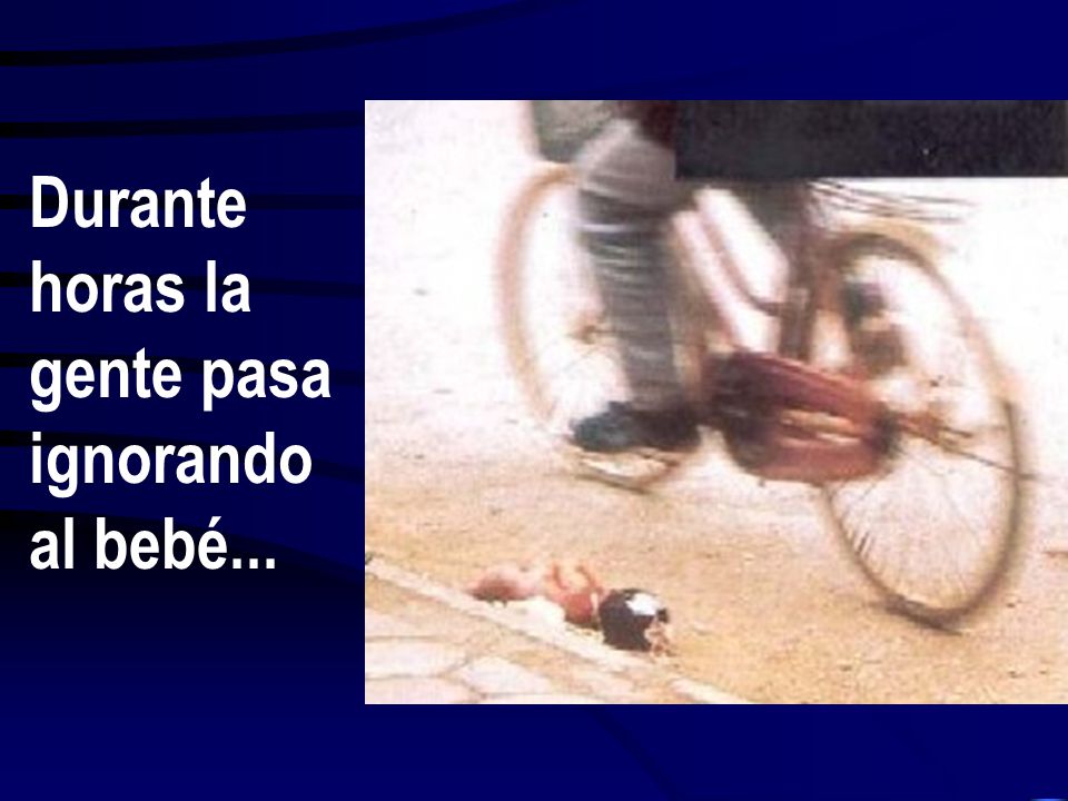 Durante horas la gente pasa ignorando al bebé...