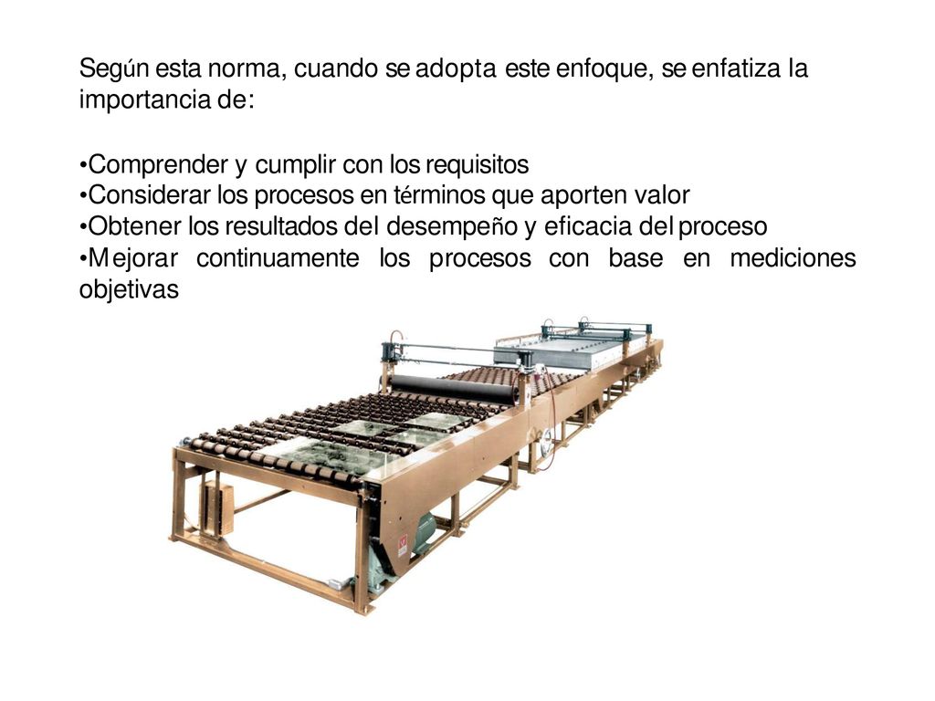 Según esta norma, cuando se adopta este enfoque, se enfatiza la importancia de: