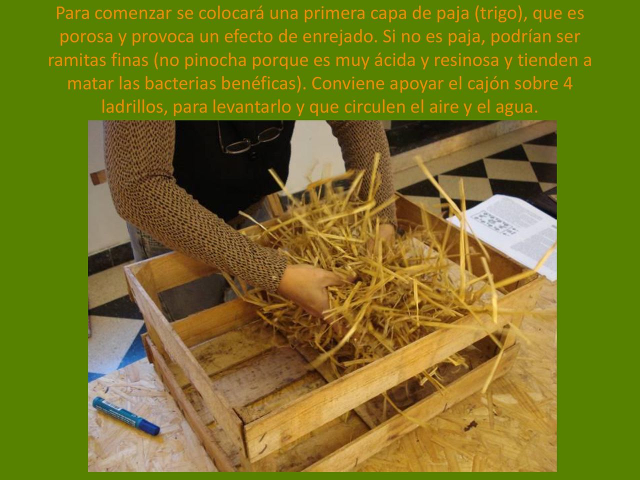 Para comenzar se colocará una primera capa de paja (trigo), que es porosa y provoca un efecto de enrejado.