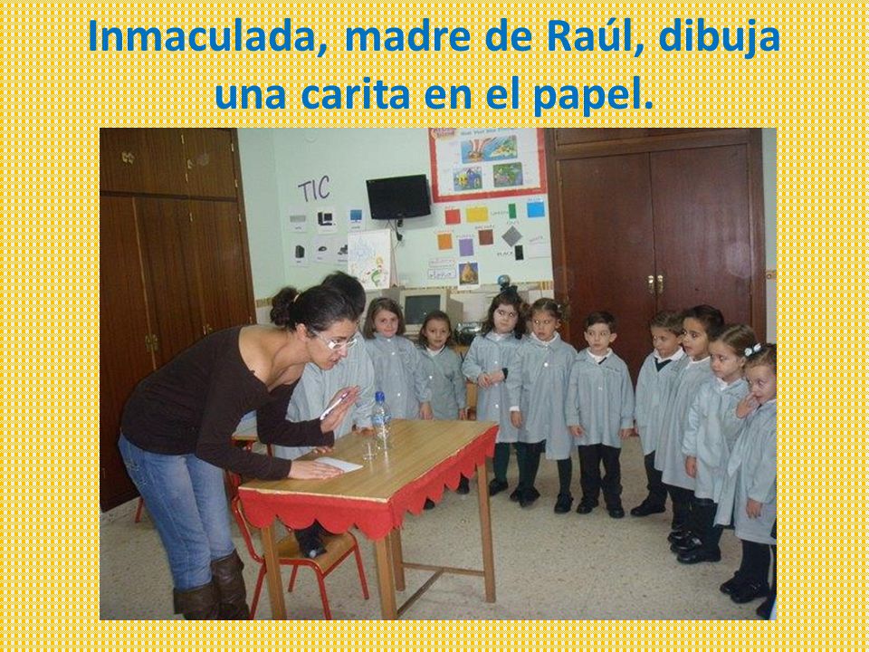 Inmaculada, madre de Raúl, dibuja una carita en el papel.
