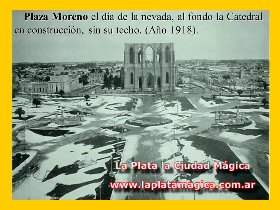 Plaza Moreno el día de la nevada, al fondo la Catedral en construcción, sin su techo. (Año 1918).