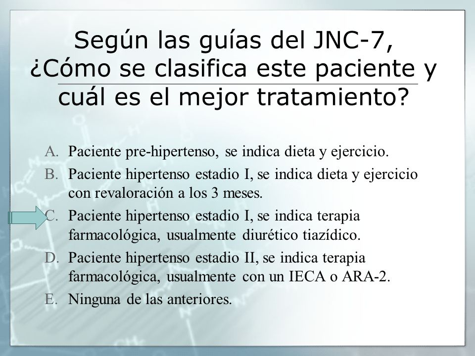 Según las guías del JNC-7, ¿Cómo se clasifica este paciente y cuál es el mejor tratamiento