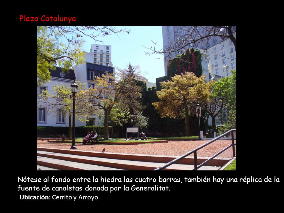 Plaza Catalunya Nótese al fondo entre la hiedra las cuatro barras, también hay una réplica de la fuente de canaletas donada por la Generalitat.