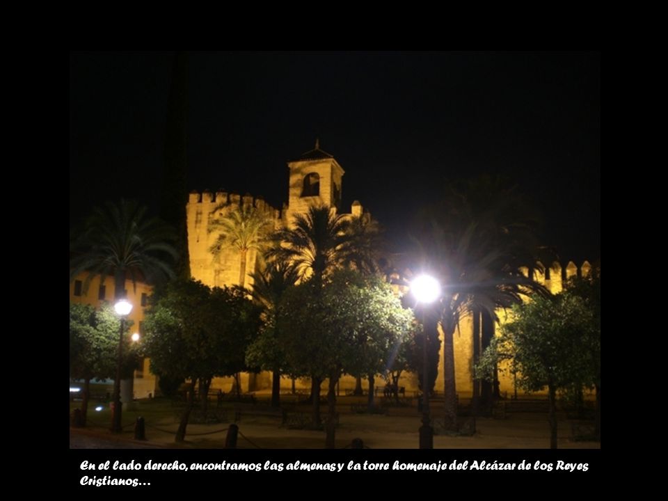 En el lado derecho, encontramos las almenas y la torre homenaje del Alcázar de los Reyes Cristianos…