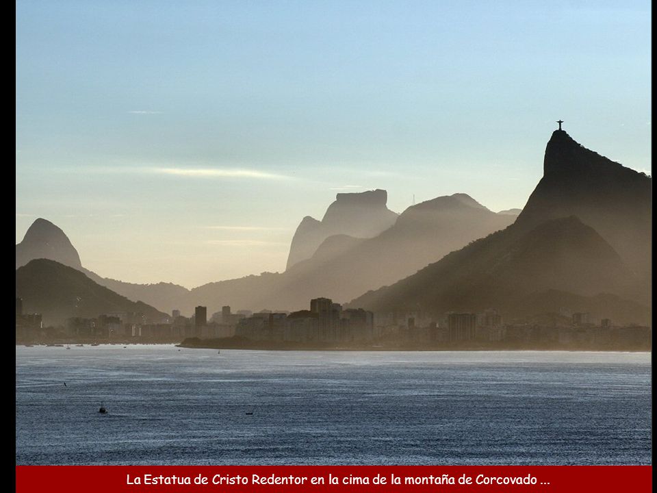 La Estatua de Cristo Redentor en la cima de la montaña de Corcovado ...