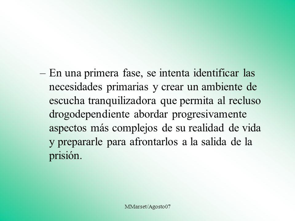 En una primera fase, se intenta identificar las necesidades primarias y crear un ambiente de escucha tranquilizadora que permita al recluso drogodependiente abordar progresivamente aspectos más complejos de su realidad de vida y prepararle para afrontarlos a la salida de la prisión.
