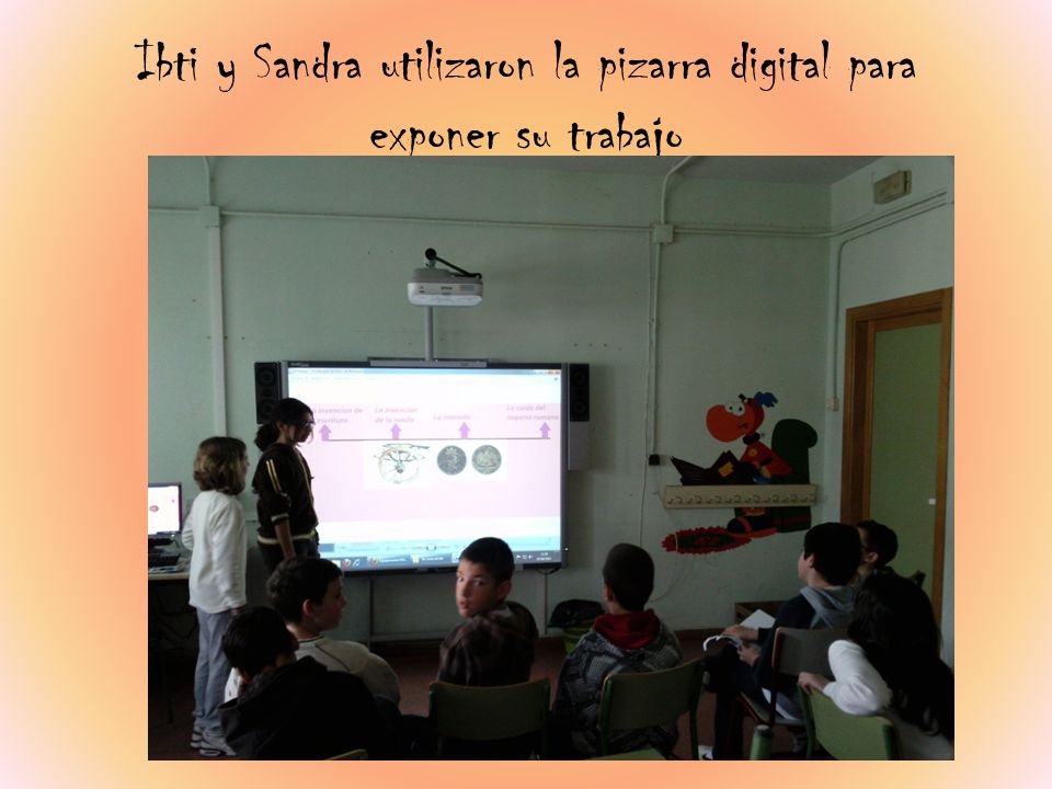 Ibti y Sandra utilizaron la pizarra digital para exponer su trabajo