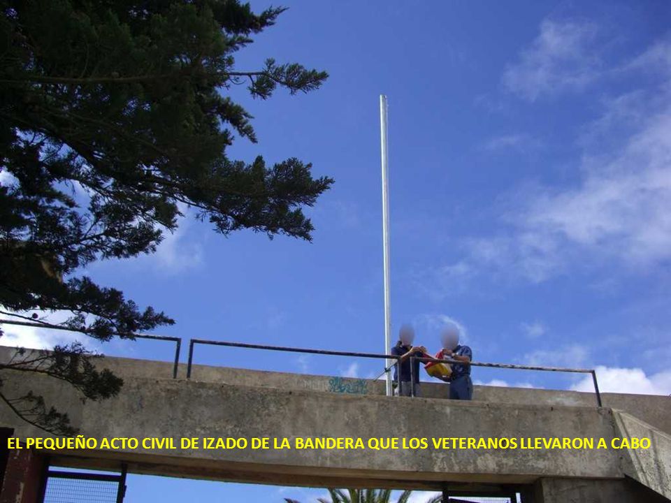 EL PEQUEÑO ACTO CIVIL DE IZADO DE LA BANDERA QUE LOS VETERANOS LLEVARON A CABO