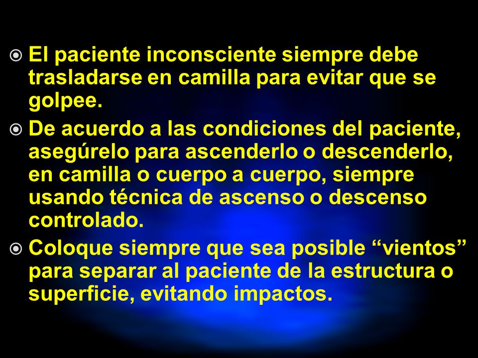 El paciente inconsciente siempre debe trasladarse en camilla para evitar que se golpee.