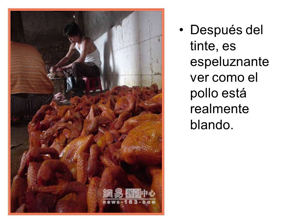 Después del tinte, es espeluznante ver como el pollo está realmente blando.