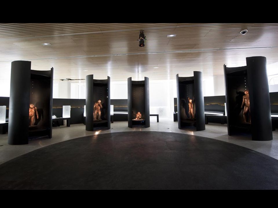 Las esculturas, absolutamente rigurosas y de expresión hiperrealista han sido realizadas por la prestigiosa artista francesa Elisabeth Daynès, una de las máximas especialistas mundiales en la reconstrucción de homínidos.