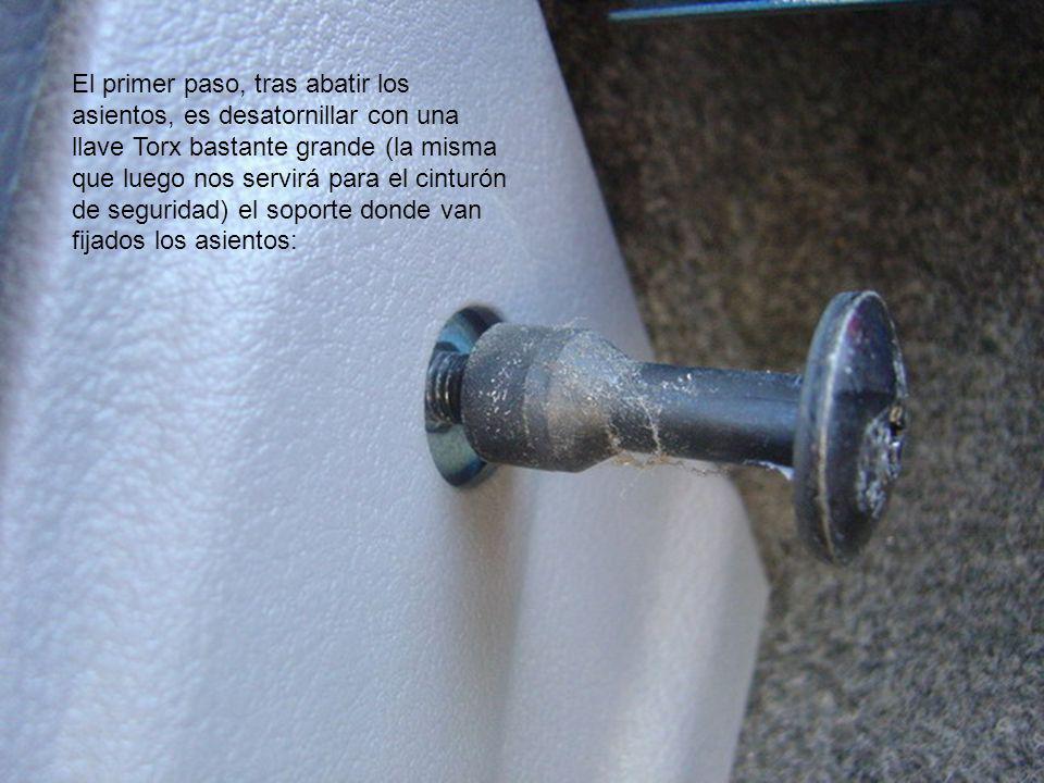 El primer paso, tras abatir los asientos, es desatornillar con una llave Torx bastante grande (la misma que luego nos servirá para el cinturón de seguridad) el soporte donde van fijados los asientos: