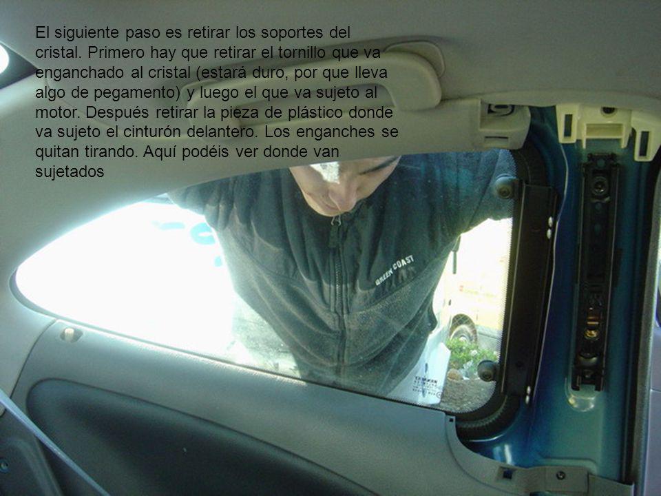 El siguiente paso es retirar los soportes del cristal