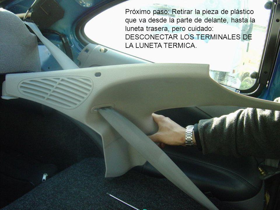 Próximo paso: Retirar la pieza de plástico que va desde la parte de delante, hasta la luneta trasera, pero cuidado: DESCONECTAR LOS TERMINALES DE LA LUNETA TERMICA.