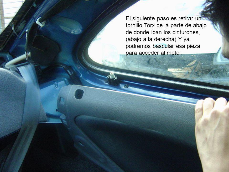 El siguiente paso es retirar un tornillo Torx de la parte de abajo de donde iban los cinturones, (abajo a la derecha) Y ya podremos bascular esa pieza para acceder al motor.