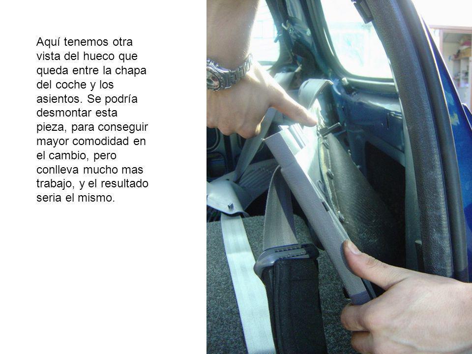 Aquí tenemos otra vista del hueco que queda entre la chapa del coche y los asientos.