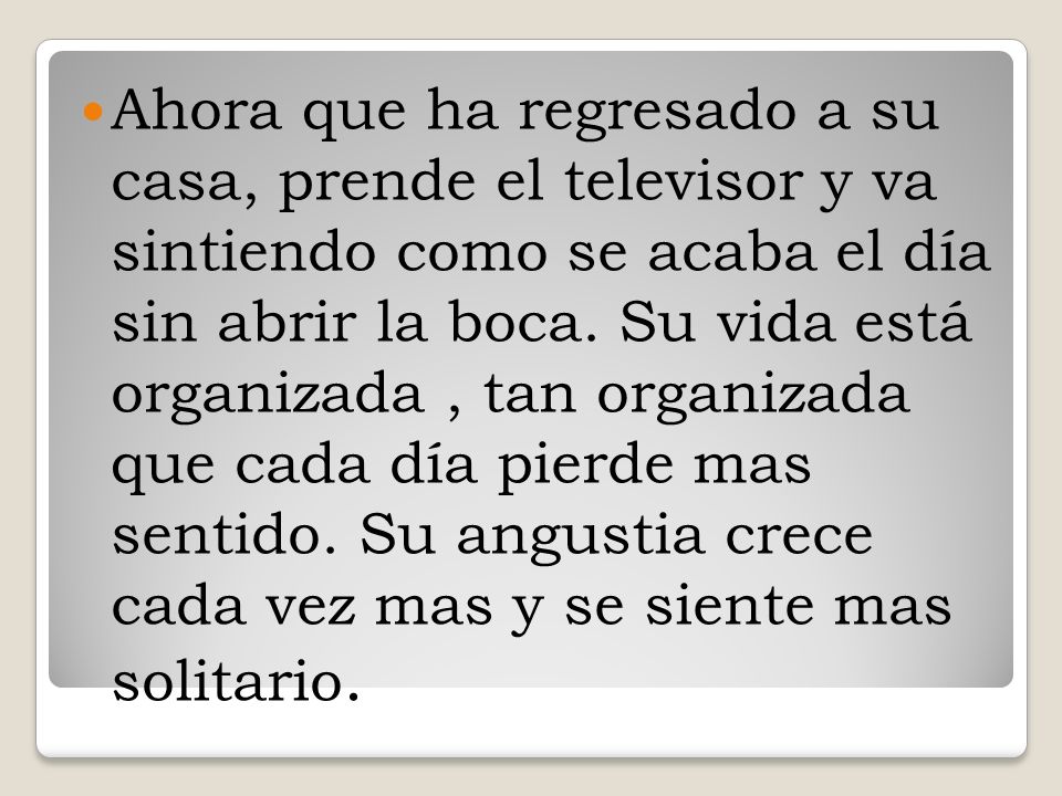 Ahora que ha regresado a su casa, prende el televisor y va sintiendo como se acaba el día sin abrir la boca.