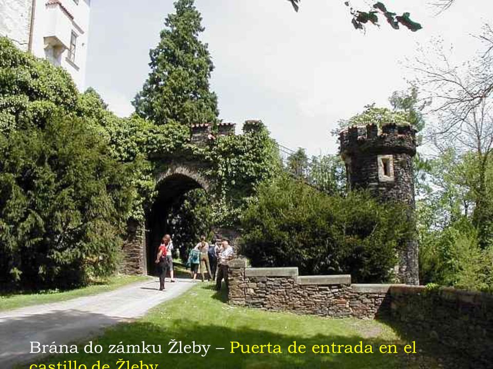 Brána do zámku Žleby – Puerta de entrada en el castillo de Žleby