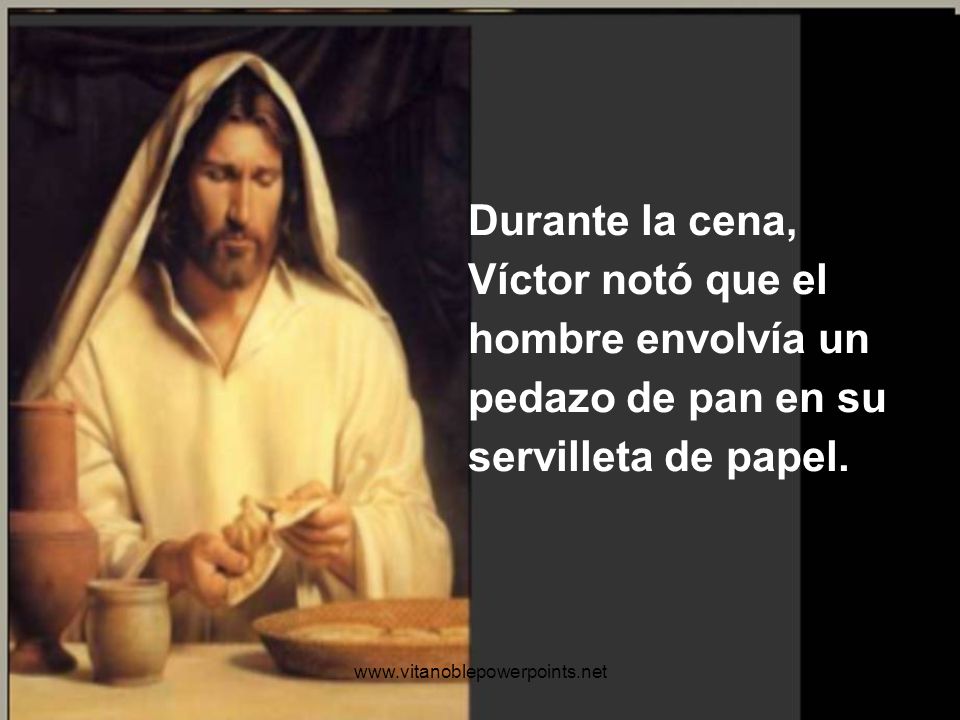 Durante la cena, Víctor notó que el hombre envolvía un pedazo de pan en su servilleta de papel.