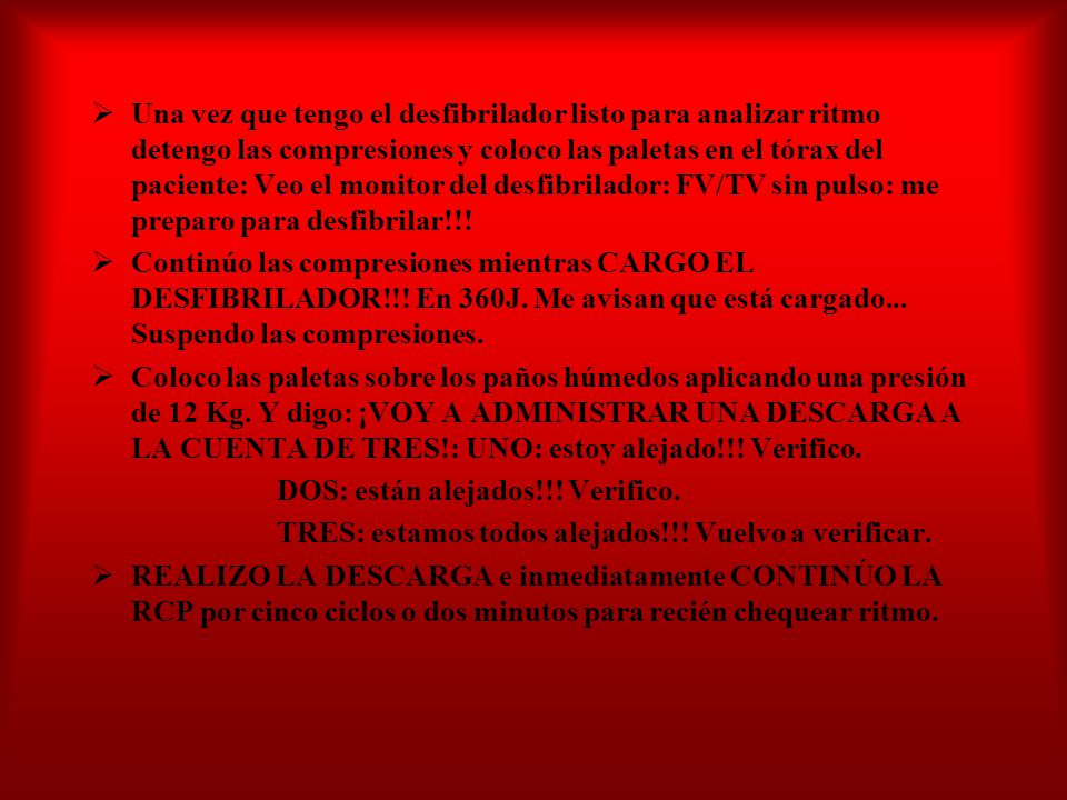 Una vez que tengo el desfibrilador listo para analizar ritmo detengo las compresiones y coloco las paletas en el tórax del paciente: Veo el monitor del desfibrilador: FV/TV sin pulso: me preparo para desfibrilar!!!