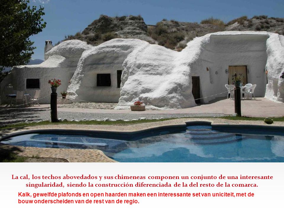 La cal, los techos abovedados y sus chimeneas componen un conjunto de una interesante singularidad, siendo la construcción diferenciada de la del resto de la comarca.