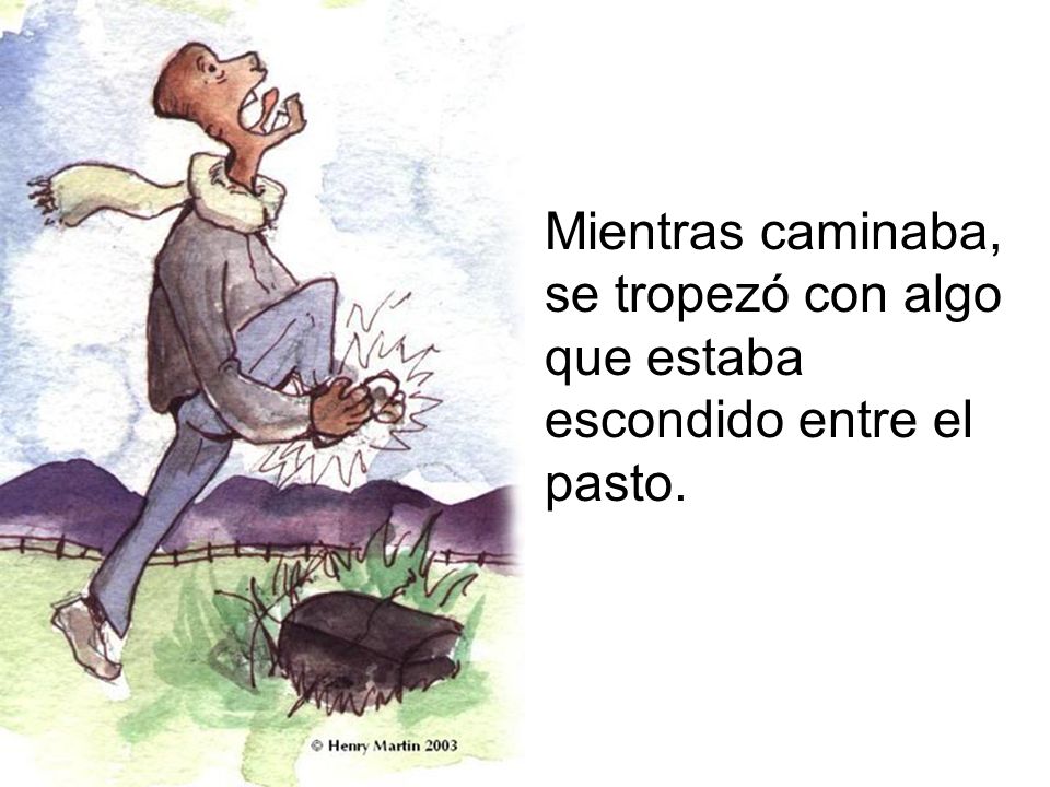 Mientras caminaba, se tropezó con algo que estaba escondido entre el pasto.