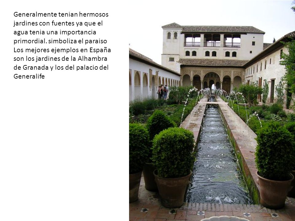 Generalmente tenian hermosos jardines con fuentes ya que el agua tenia una importancia primordial. simboliza el paraiso