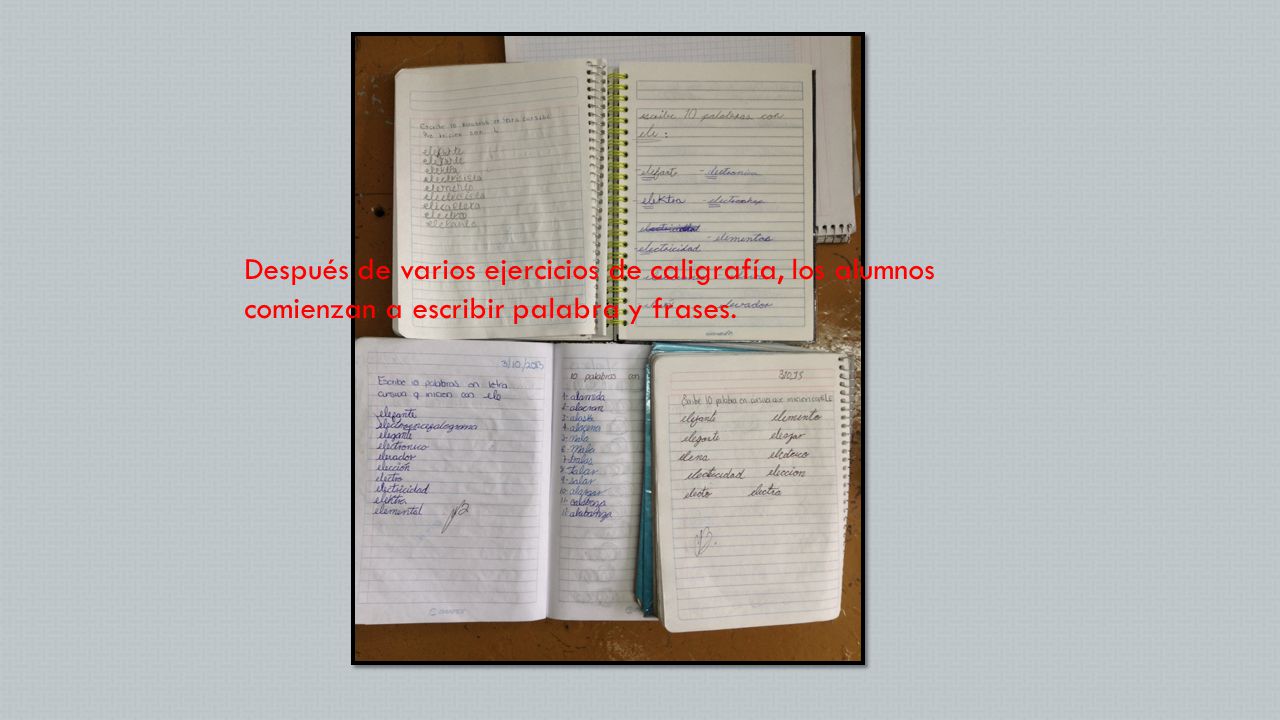 Después de varios ejercicios de caligrafía, los alumnos comienzan a escribir palabra y frases.