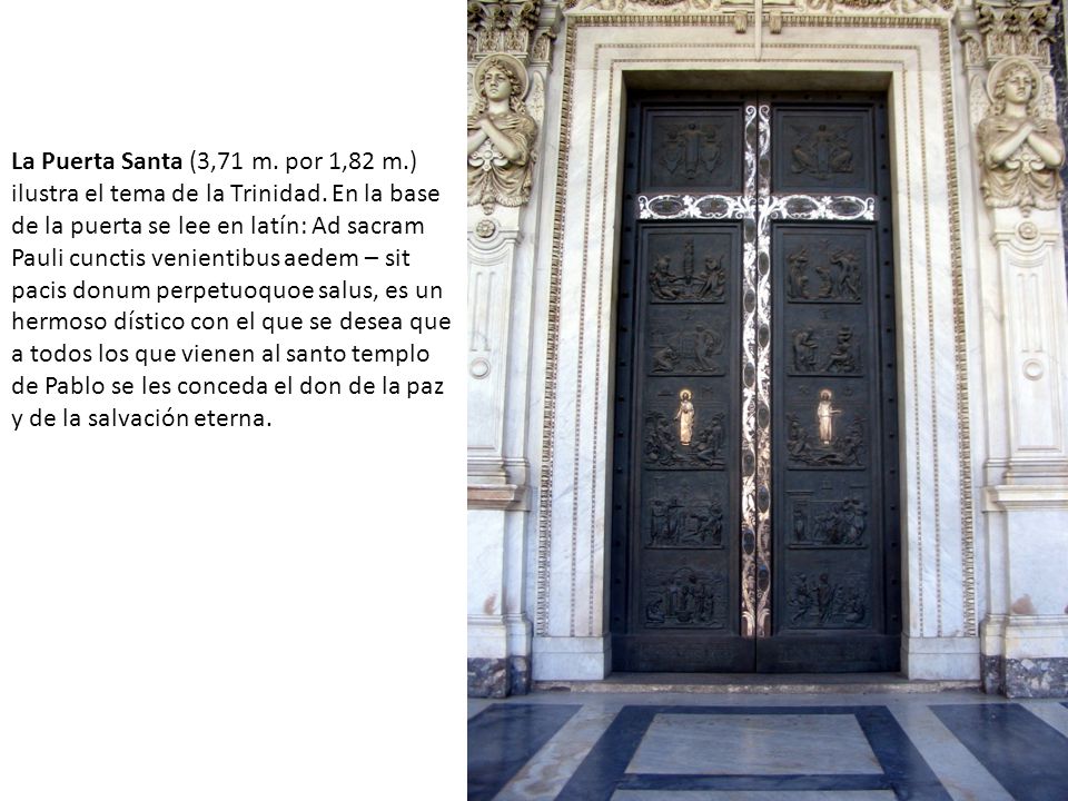 La Puerta Santa (3,71 m. por 1,82 m. ) ilustra el tema de la Trinidad