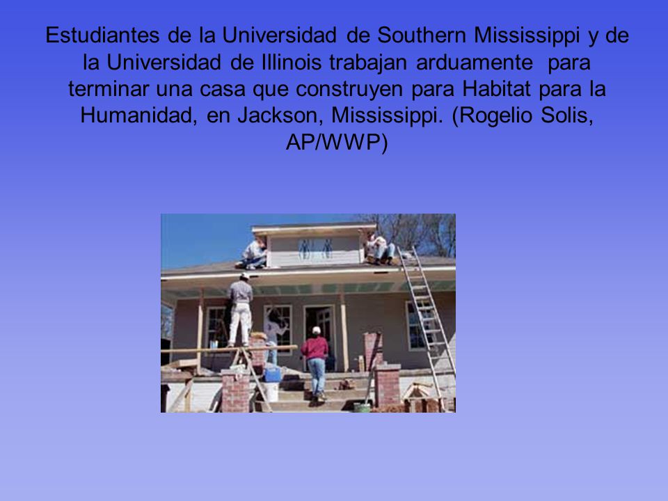 Estudiantes de la Universidad de Southern Mississippi y de la Universidad de Illinois trabajan arduamente para terminar una casa que construyen para Habitat para la Humanidad, en Jackson, Mississippi.