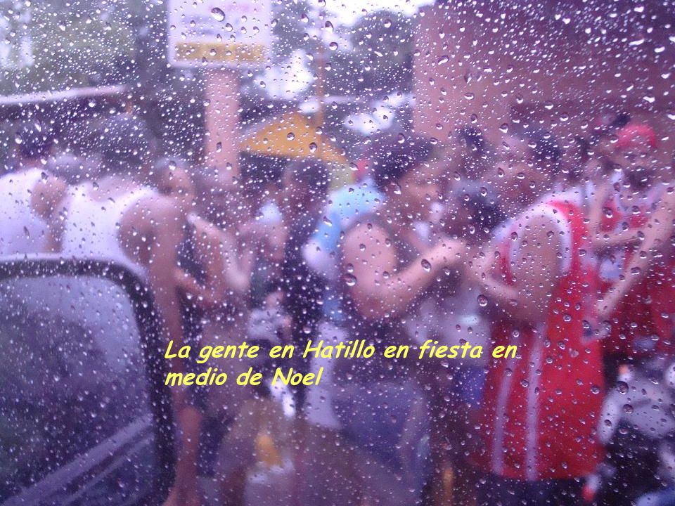 La gente en Hatillo en fiesta en medio de Noel