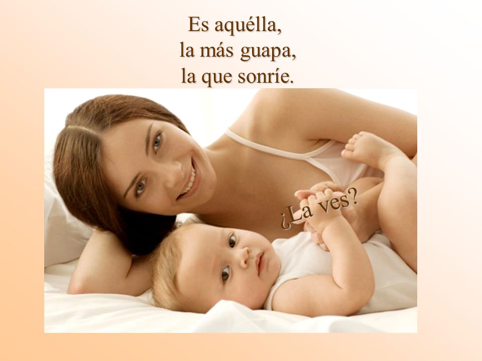 Es aquélla, la más guapa, la que sonríe.