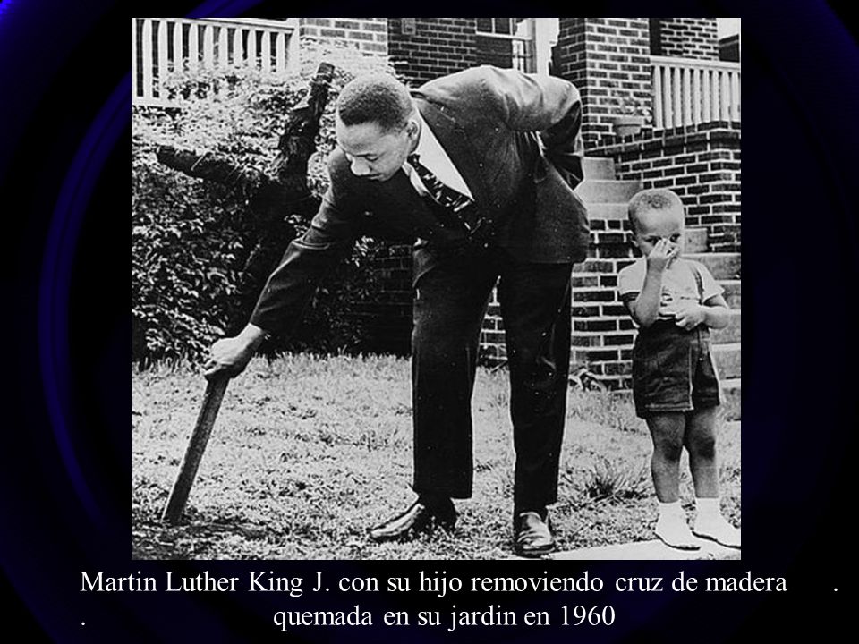 Martin Luther King J. con su hijo removiendo cruz de madera
