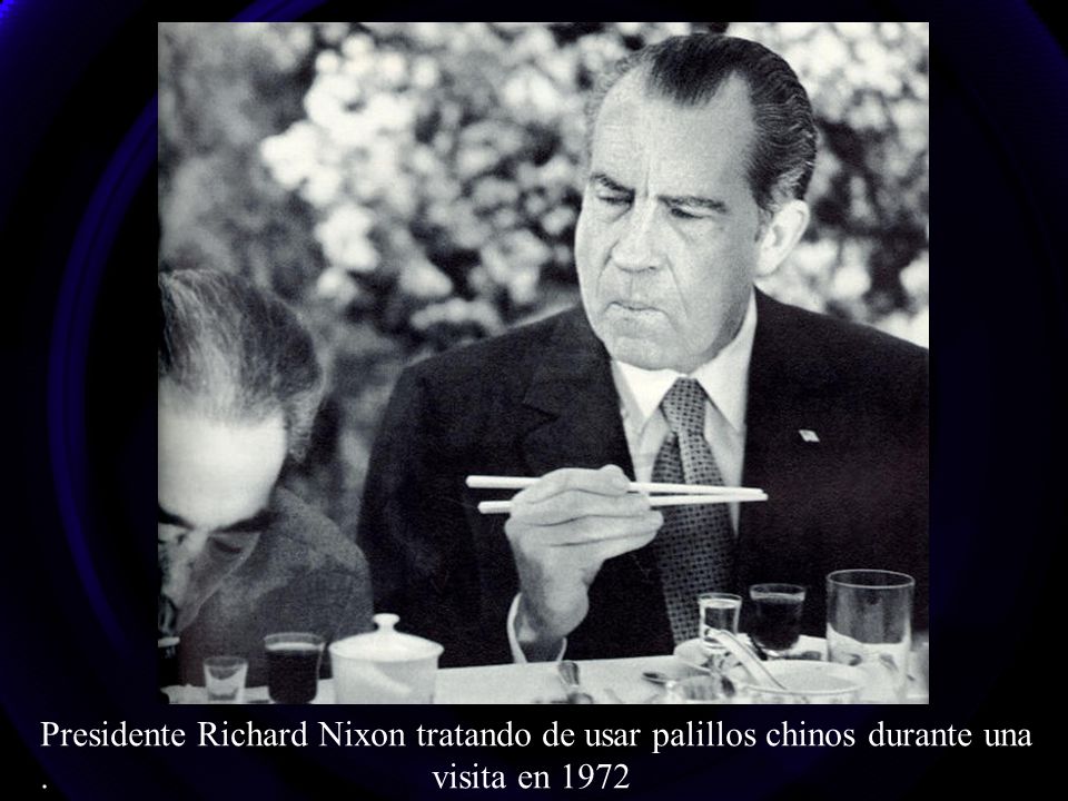 Presidente Richard Nixon tratando de usar palillos chinos durante una