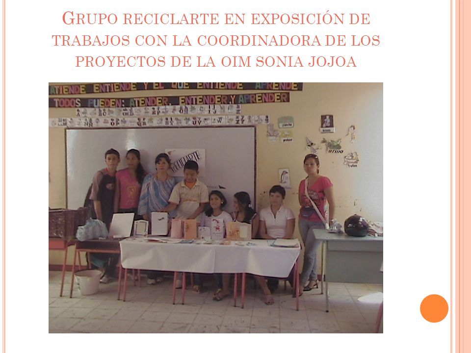 Grupo reciclarte en exposición de trabajos con la coordinadora de los proyectos de la oim sonia jojoa