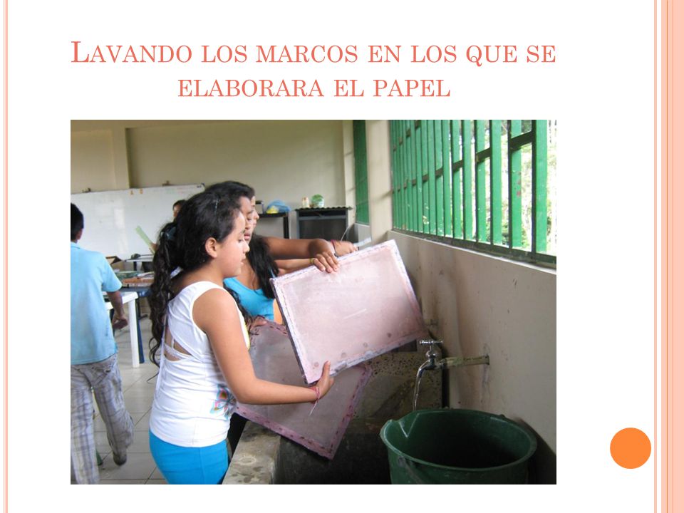 Lavando los marcos en los que se elaborara el papel