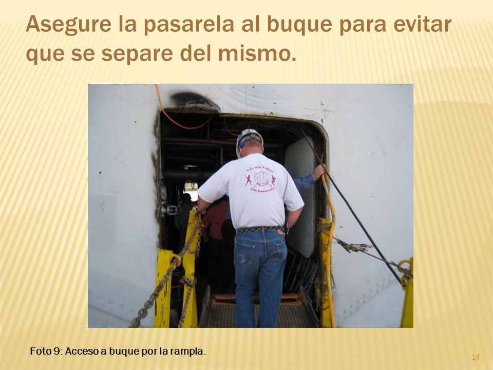 Asegure la pasarela al buque para evitar que se separe del mismo.