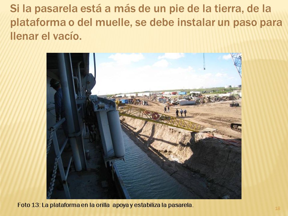 Si la pasarela está a más de un pie de la tierra, de la plataforma o del muelle, se debe instalar un paso para llenar el vacío.