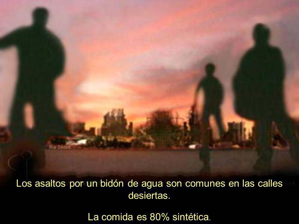 Los asaltos por un bidón de agua son comunes en las calles desiertas.